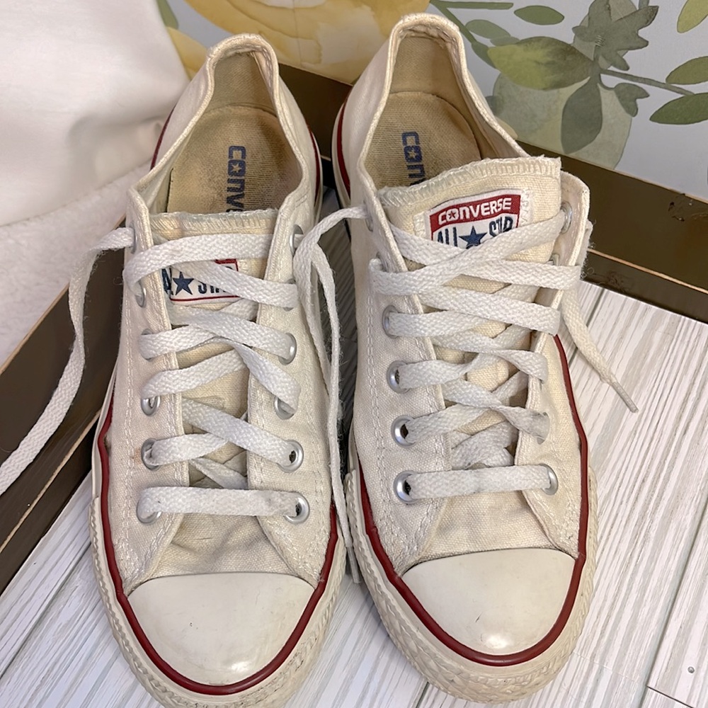 White Converse All Star Women’s size 7 Men’s 5
